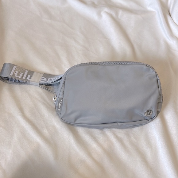 Lululemon everywhere belt bag 1L silver drop word mark - Picture 10 of 14